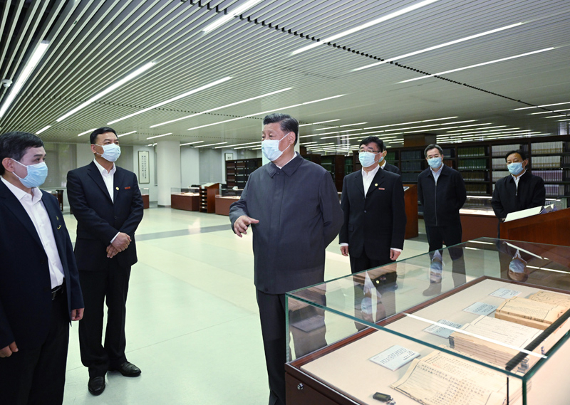 2022年4月25日，習(xí)近平來到中國(guó)人民大學(xué)考察調(diào)研。這是他在圖書館考察。