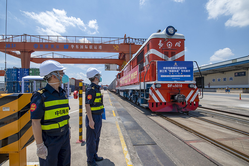 2022年6月29日，浙江金華，中老鐵路國際貨運(yùn)列車浙江號“鐵路快通”首趟專列經(jīng)海關(guān)監(jiān)管后，從浙江省鐵路金華南站鳴笛啟程，經(jīng)磨憨口岸駛向老撾萬象。