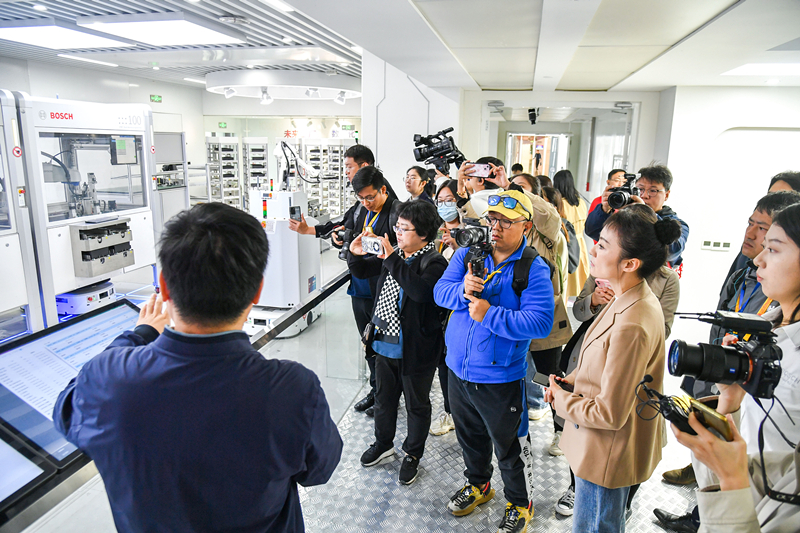 2023年10月16日，第三屆“一帶一路”國際合作高峰論壇新聞中心組織中外記者采訪。記者在中德大廈內(nèi)的博世未來工廠展區(qū)參觀，了解其高質(zhì)量創(chuàng)新發(fā)展成果。