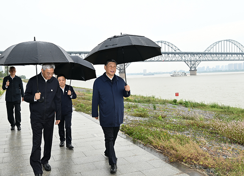 2023年10月10日，習(xí)近平總書(shū)記在江西長(zhǎng)江國(guó)家文化公園九江城區(qū)段冒雨考察。