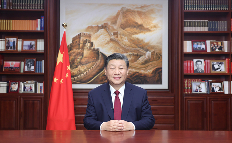 新年前夕，習(xí)近平通過中央廣播電視總臺(tái)和互聯(lián)網(wǎng)，發(fā)表二〇二四年新年賀詞。
