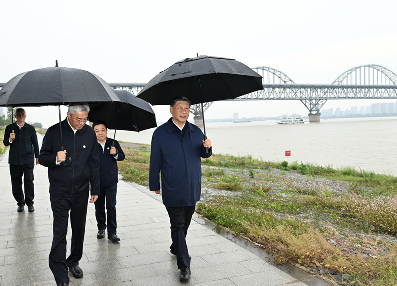2023年10月10日，習(xí)近平在長(zhǎng)江國(guó)家文化公園九江城區(qū)段考察時(shí)，冒雨沿江堤步行察看沿岸風(fēng)貌。