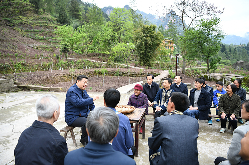 2019年4月15日，習(xí)近平總書記在重慶石柱土家族自治縣中益鄉(xiāng)華溪村同村民代表、基層干部、扶貧干部、鄉(xiāng)村醫(yī)生等圍坐在一起，共話脫貧攻堅。
