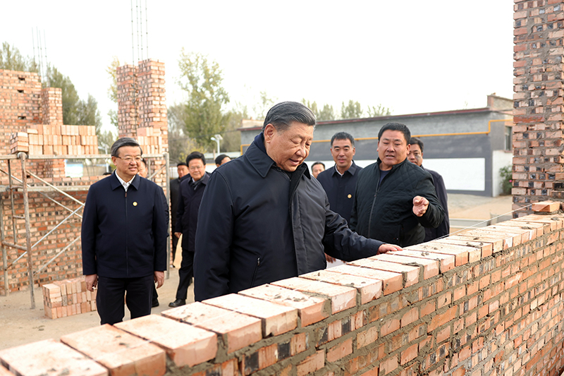 2023年11月10日，習(xí)近平總書記在河北保定涿州市刁窩鎮(zhèn)萬全莊村房屋重建施工現(xiàn)場考察。