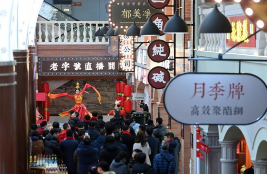 顧客在天津老字號(hào)集合店內(nèi)觀看演出。新華社記者 趙子碩 攝