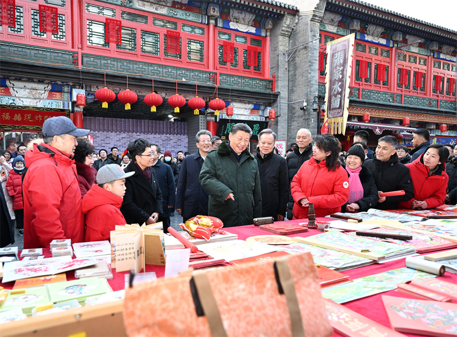 2024年2月1日下午，習(xí)近平在天津古文化街考察時(shí)，同店鋪員工和現(xiàn)場(chǎng)群眾互動(dòng)交流。新華社記者 謝環(huán)馳 攝
