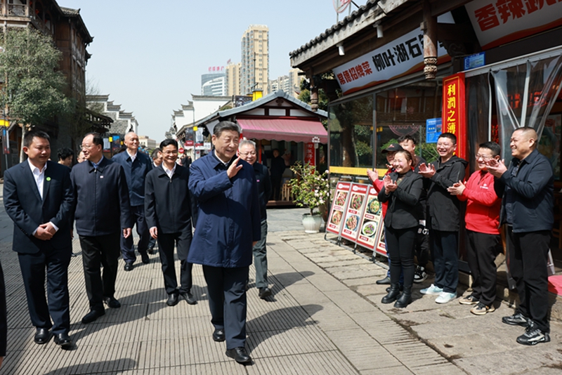 2024年3月19日上午，習(xí)近平在常德河街考察時(shí)，同店主和游客親切交流。新華社記者 王曄 攝