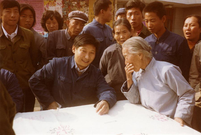 1983年，時任河北正定縣委書記的習近平（前排居中），臨時在大街上擺桌子聽取老百姓意見。