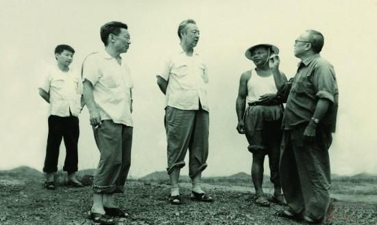 1978年8月，習仲勛（左三）在廣東惠陽農(nóng)村調(diào)研。在清華大學讀書的習近平（左一）利用暑假時間參加社會實踐，隨同父親一起下鄉(xiāng)。