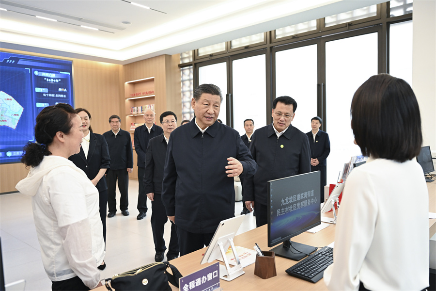 2024年4月22日至24日，中共中央總書(shū)記、國(guó)家主席、中央軍委主席習(xí)近平在重慶考察。這是22日下午，習(xí)近平在九龍坡區(qū)謝家灣街道民主村社區(qū)考察。新華社記者 謝環(huán)馳 攝