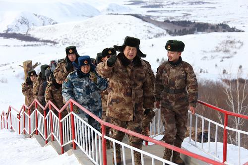  2014年1月26日上午，習(xí)近平來(lái)到內(nèi)蒙古邊防某團(tuán)三角山哨所，看望正在執(zhí)勤的戰(zhàn)士。新華社記者 李剛 攝