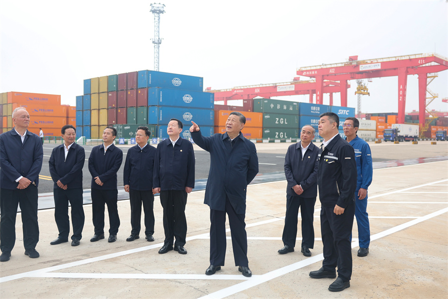 2024年5月22日至24日，中共中央總書記、國家主席、中央軍委主席習近平在山東考察。這是22日下午，習近平在日照港察看全自動化集裝箱碼頭作業(yè)場景。新華社記者 鞠鵬 攝