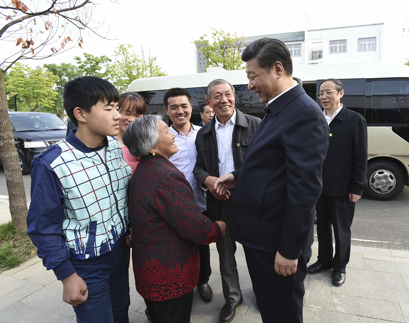 2016年4月25日，習(xí)近平在安徽省滁州市鳳陽縣小崗村看望當(dāng)年大包干帶頭人嚴(yán)金昌（右三）一家。