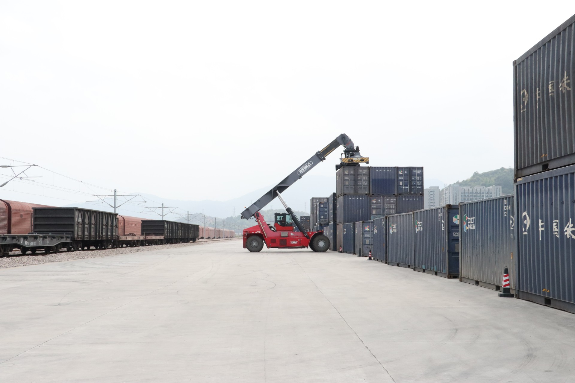 1710833154387505.jpg 寧德陸港集裝箱多式聯(lián)運(yùn)作業(yè)現(xiàn)場(chǎng).JPG